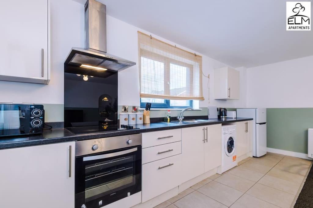 Cozy 1 Bedroom Apartment, Prime Location , Free Parking Manchester Exteriör bild