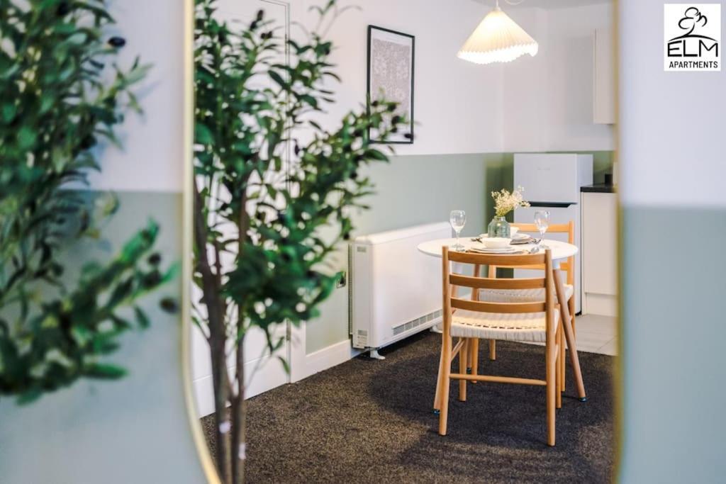 Cozy 1 Bedroom Apartment, Prime Location , Free Parking Manchester Exteriör bild