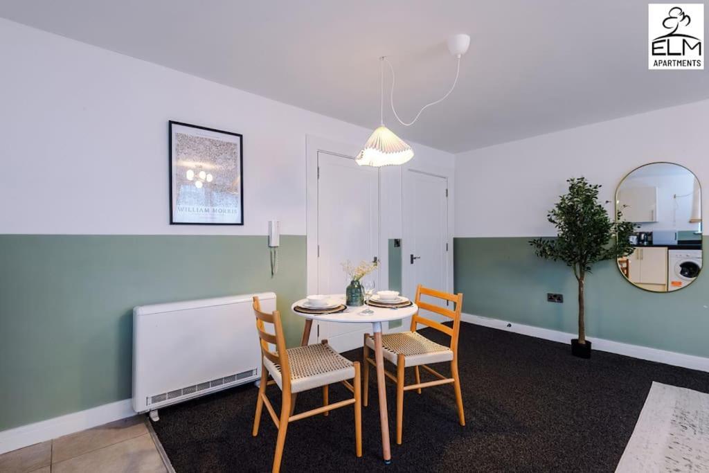 Cozy 1 Bedroom Apartment, Prime Location , Free Parking Manchester Exteriör bild
