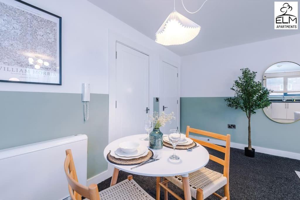 Cozy 1 Bedroom Apartment, Prime Location , Free Parking Manchester Exteriör bild